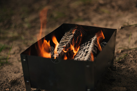 燃烧木柴在烧烤炉图片