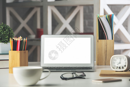 关闭现代设计师桌面与空白的色笔记本电脑屏幕咖啡杯用品和其他物品工作场图片