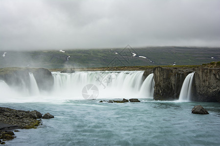 冰岛北部美丽的果达斯瀑布缓慢的闭塞速图片