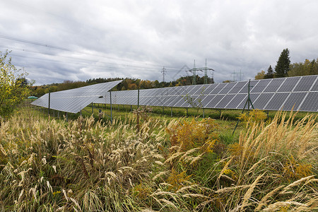 秋天草甸上的太阳能发电站背景图片