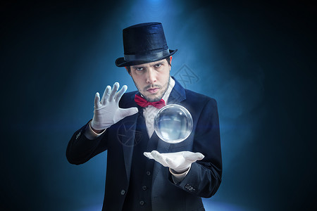 年轻的魔术师魔术师或算命员正以晶图片