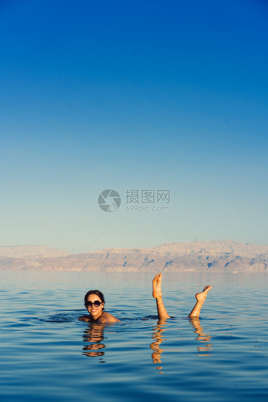 女孩正在以色列死海的水图片