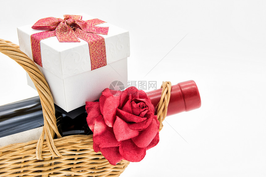 酒篮上的红色干花和情人节礼品盒与文本的复制空间隔离在白色背景上甜蜜情侣的古董或复古图片