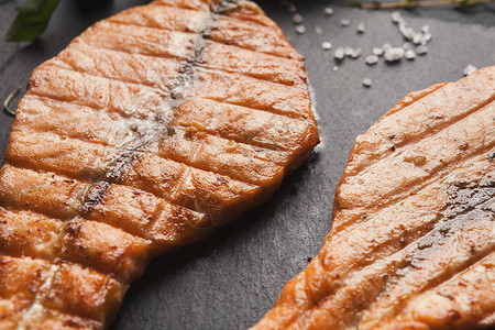 三文鱼多汁的鱼片在烤肉上烤健康海鲜红鱼牛排特写餐厅食品地图片