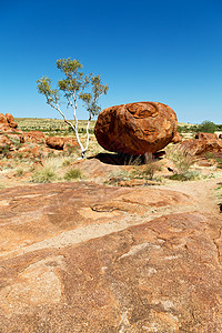 在澳大利亚魔鬼的岩石在北部图片