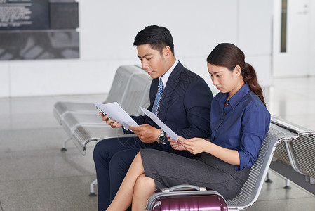 亚洲商界人士在机场候机区等候出差启程的亚图片