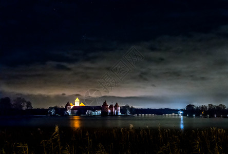 夜晚的特拉凯城堡图片