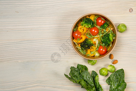 健康排毒沙拉饮食素食纯素食品维生素小吃轻木背景上的图片