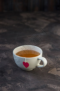 一杯带心形袋泡茶的茶图片