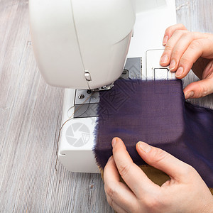 缝制拼布围巾的车间设计师用缝纫机为未来的丝绸披图片