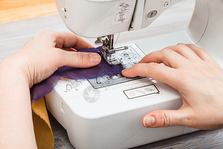 缝制围巾设计师用缝纫机为未来丝绸披肩图片