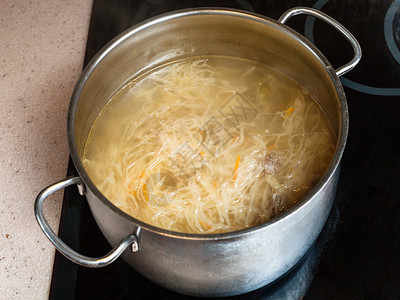 煮汤陶瓷锅炖酸菜炖白菜汤图片
