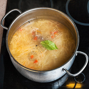 烹饪汤炖锅炉中煮酸菜图片