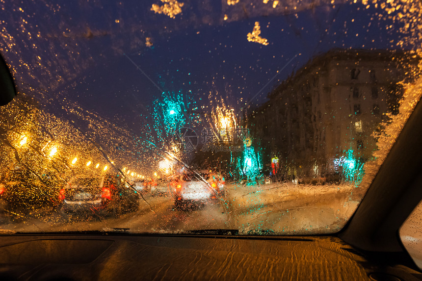 莫斯科夜间下雪时驾驶车图片