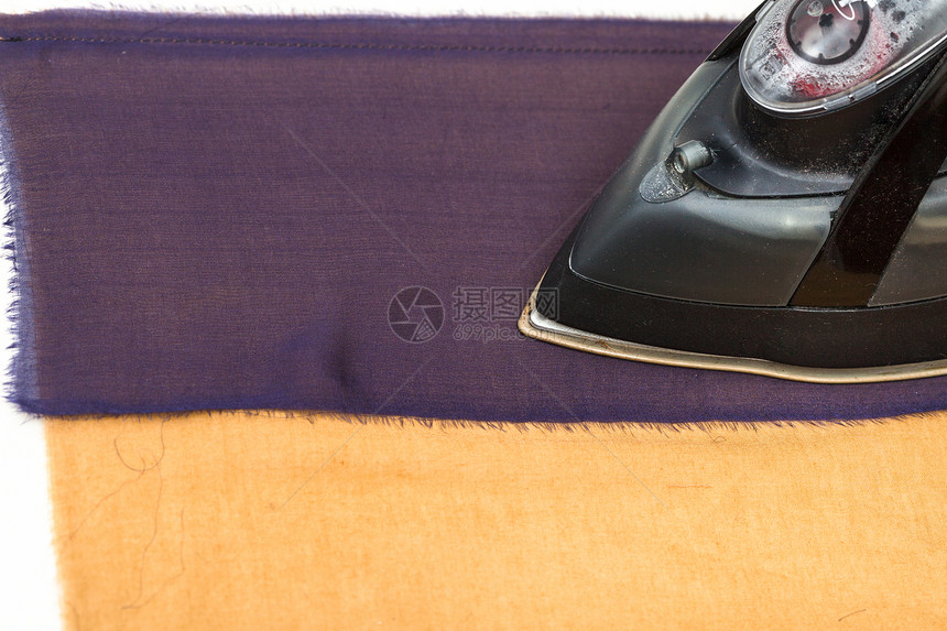 缝制拼布围巾车间用缝纫机熨烫未来丝绸图片