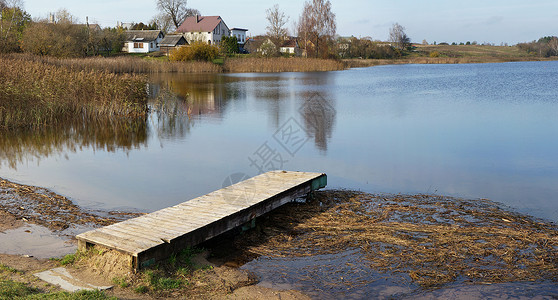 欧洲大陆村庄全景观附近寒秋湖边的伍德小型图片