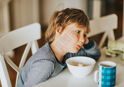 小可爱男孩吃麦片和牛奶图片