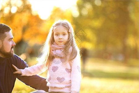 秋天公园里的爸和女儿玩笑图片