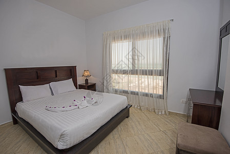 室内设计豪华热带公寓的海景卧室配有双床图片