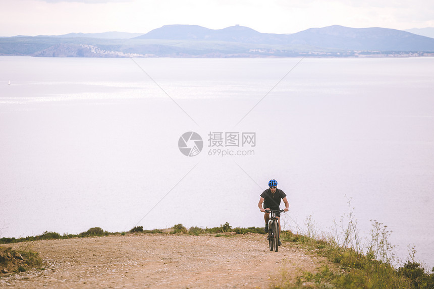 主题旅游和山地自行车骑行图片