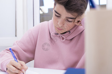 科目二考试儿童学生在课桌或家里写字背景