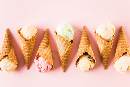松饼冰淇淋锥和盘子的冰淇淋勺背景图片