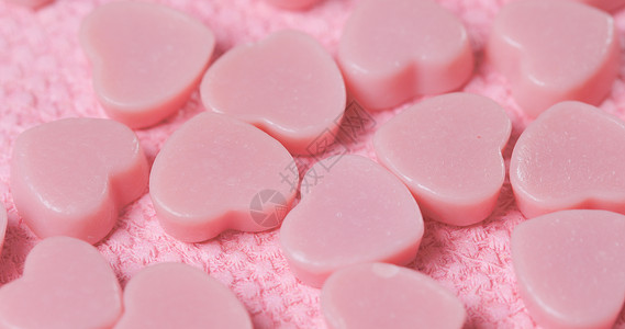 粉红色背景上的巧克力糖图片