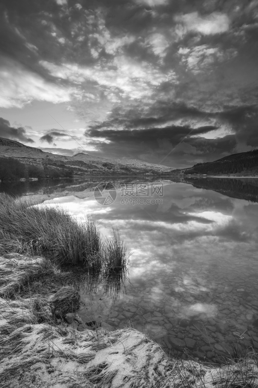 Cwellyn冬季的美丽黑白日出风景图图片