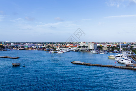 阿鲁巴岛上受保护的游艇港图片