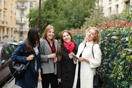 半个女学生用特写讲述出国留学的经历接受教育交流项目采访的概念黑头发的漂亮女背景图片