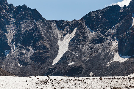 有冰川的山岩石峰顶图片