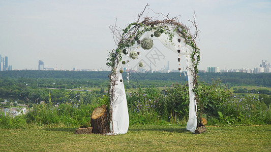 结婚仪式的拱门装饰着布和鲜花装饰着花图片