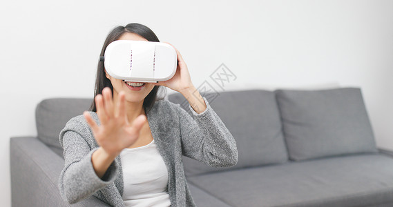 女人看通过虚拟现实设备图片