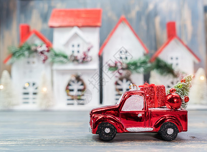 圣诞装饰品和汽车玩具木屋上配有树礼图片