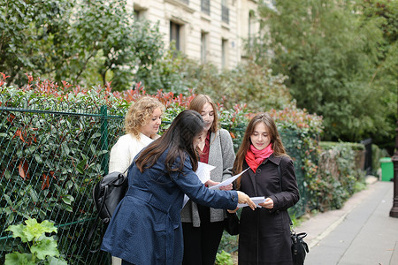 有论文的国际学生在大学楼附近学习英语学习语言和教育交背景图片