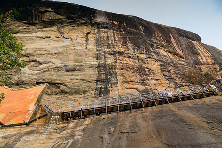 人们爬上从狮子平台到Sigririya或Sinhagiri山峰的楼梯图片