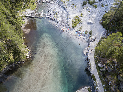 对河床的山湖石块和岩石透明水图片