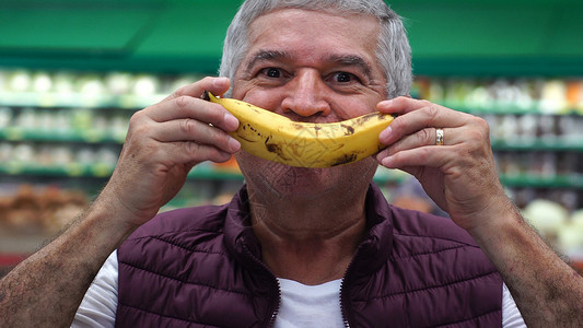 老人用香蕉微笑图片