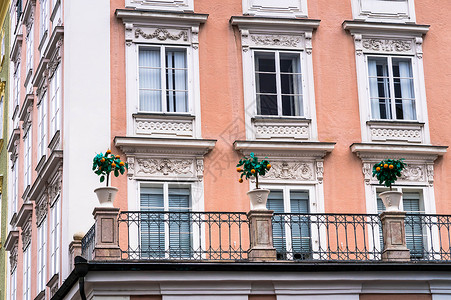 奥地利萨尔茨堡著名中世纪街道景象背景图片