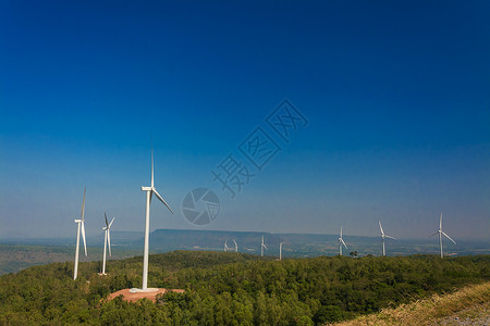 风力涡轮机发电与蓝天图片