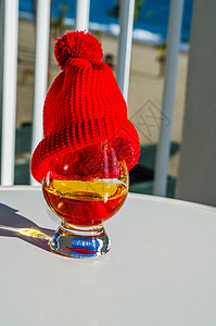 酒杯中一杯纯麦威士忌红帽子奢华品味饮料图片