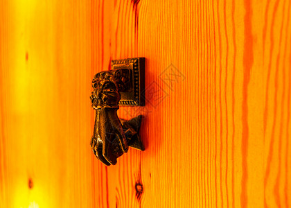 门有黄铜敲门的形状手形漂亮的入图片
