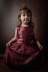 穿红色晚礼服的小女孩背景图片