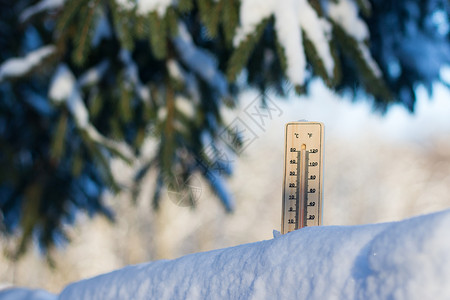 天气晴朗的雪中温度计寒冷日下的雪图片