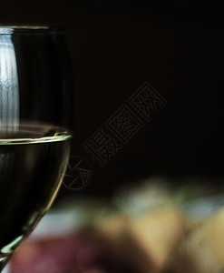 玻璃杯中的白葡萄酒图片