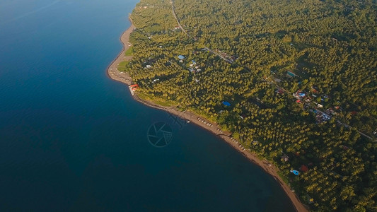 在热带岛屿上鸟瞰海岸线图片