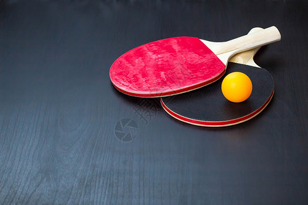 两桌网球或乒乓球和球图片