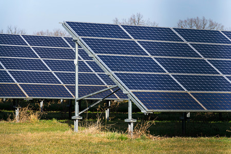 光伏电站农场的蓝色太阳能电池板图片