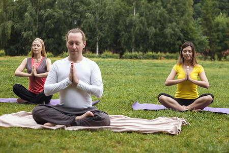 公园里的瑜伽运动员莲花姿势的图片
