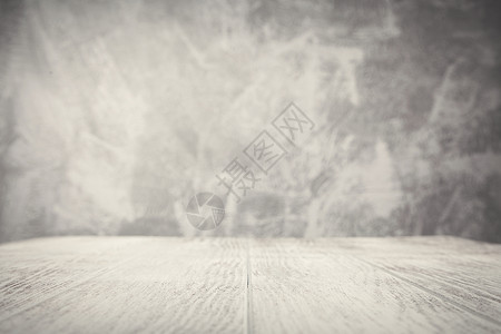 灰色混凝土墙背景上的木桌背景图片